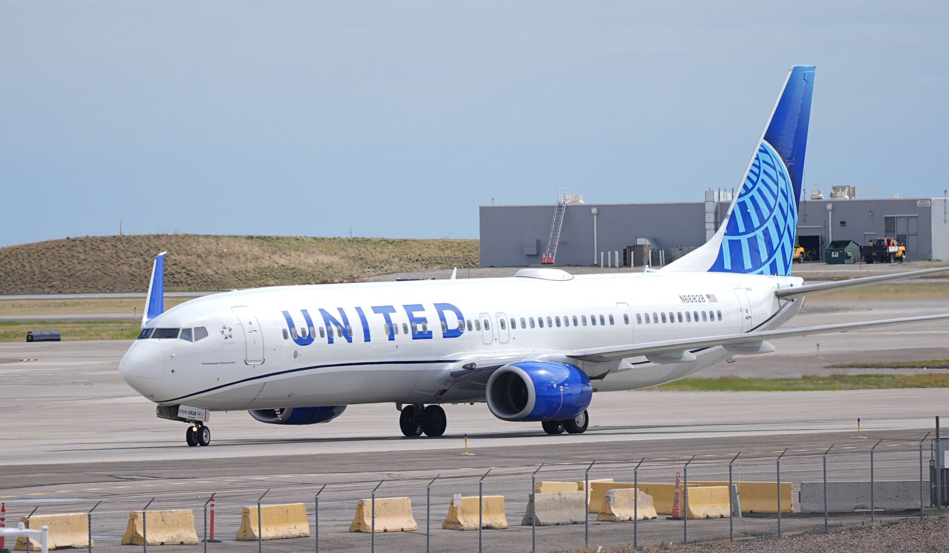 Passenger says United pilot forcibly removed him from an airplane ...