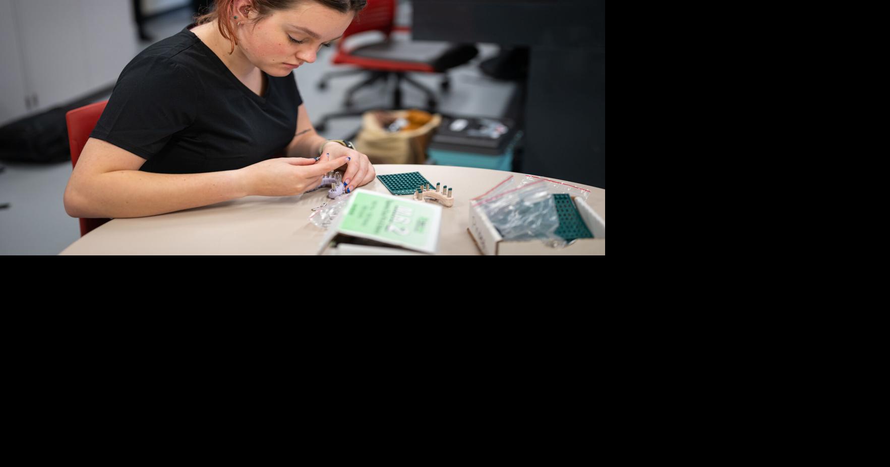 Estudiantes de IU Fort Wayne en el laboratorio de tecnología dental