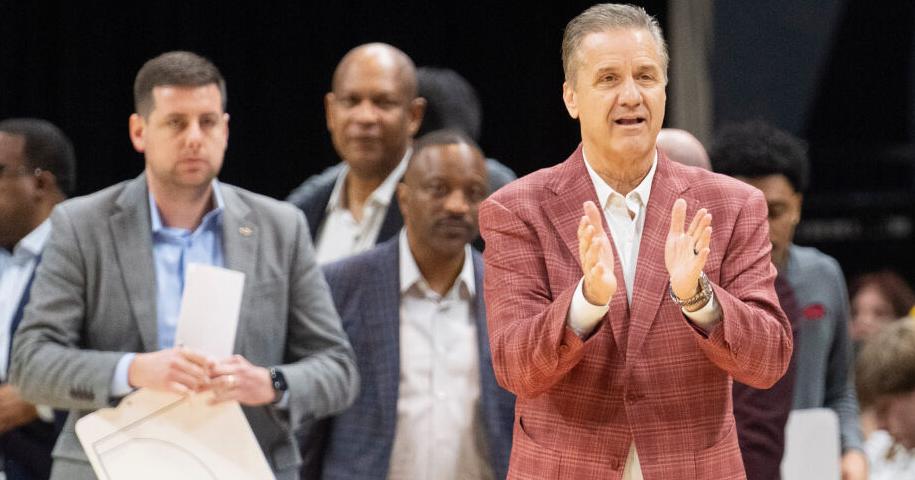 Arkansas' Calipari becomes 5th Division I men's coach to reach 900 victories