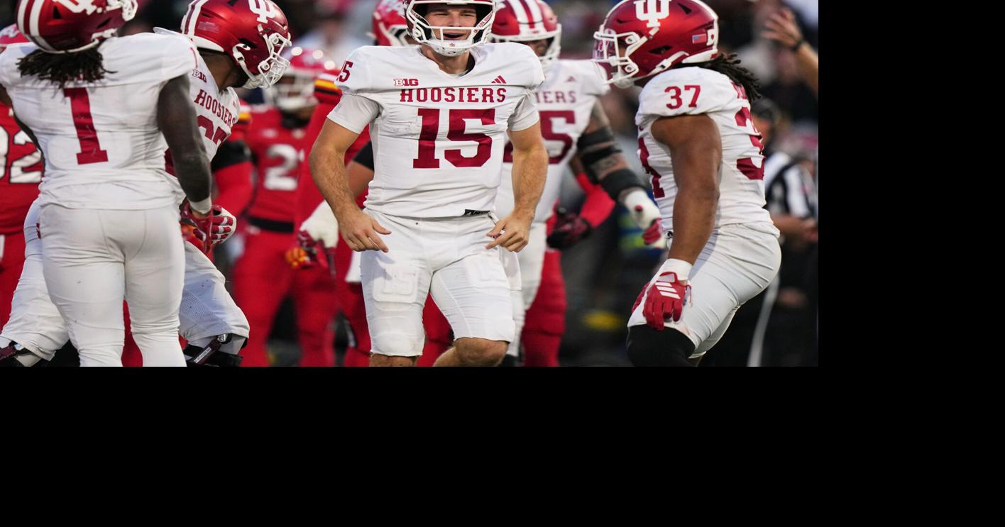 Sarratt leaves with hamstring tightness, but No. 2 Indiana rolls anyway