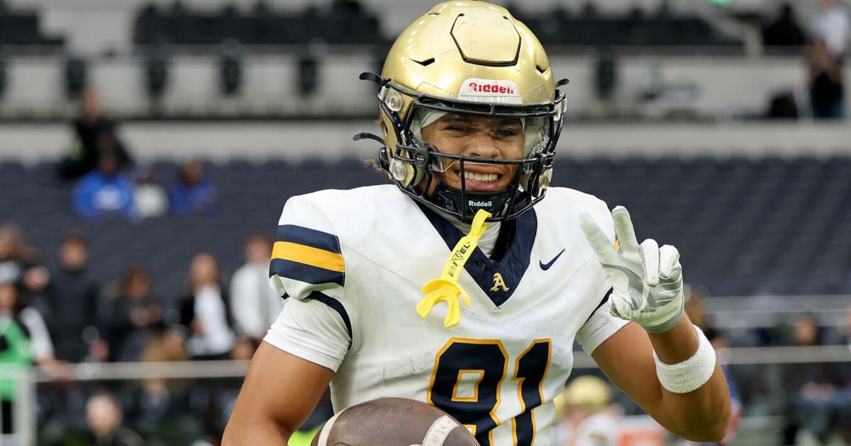 Monday's College Notebook: Julius Jones' sons commit to Notre Dame, more