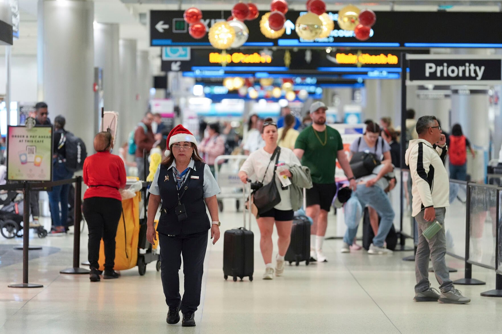 Heavy Travel Day Off To A Rough Start After American Airlines Briefly ...