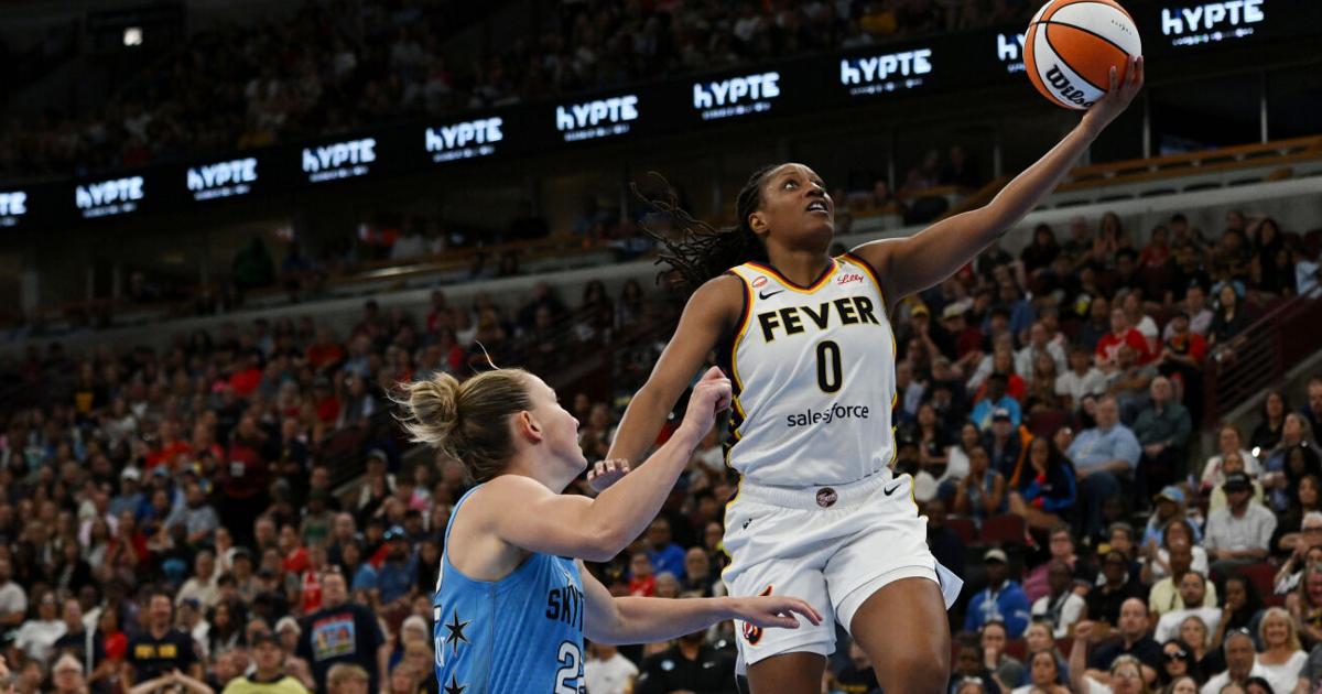 Mitchell scores 27 to set a WNBA record, Fever beat Sky