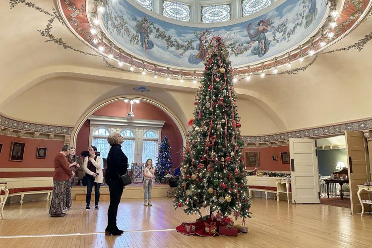 University of Saint Francis opens Brookside for Christmastime tours