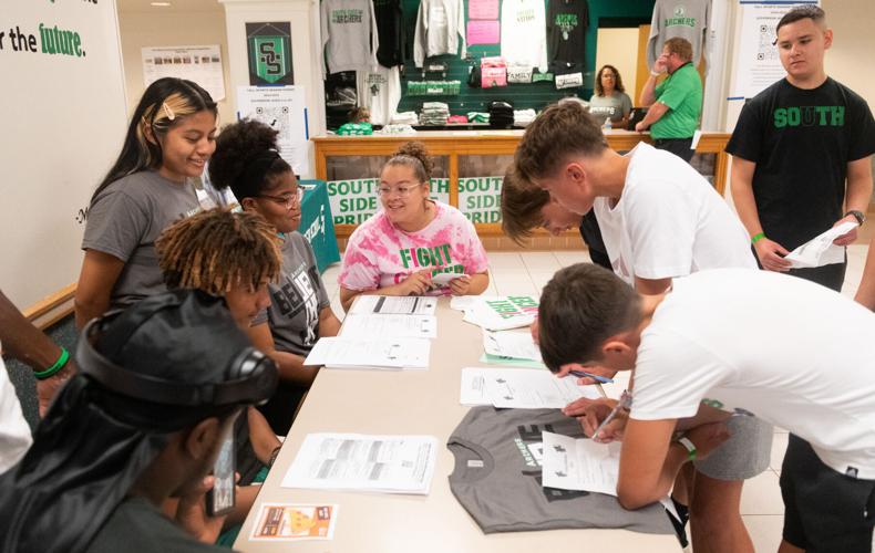 Fort Wayne schools ease firstday anxieties with annual Transition Day