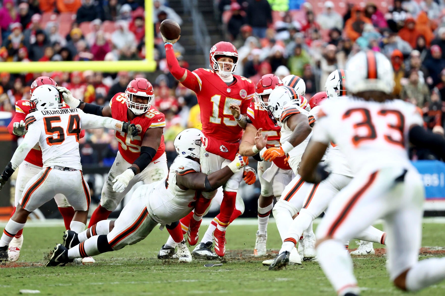 Mahomes Throws 2 TD Passes, Leaves With Ankle Injury In Chiefs' 21-7 ...