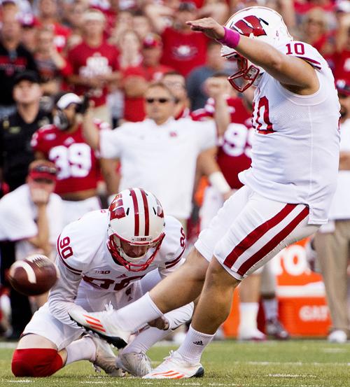 Wisconsin Kicker Hanging With Drew Brown In Memorial Stadium Life In The Red Journalstar Com