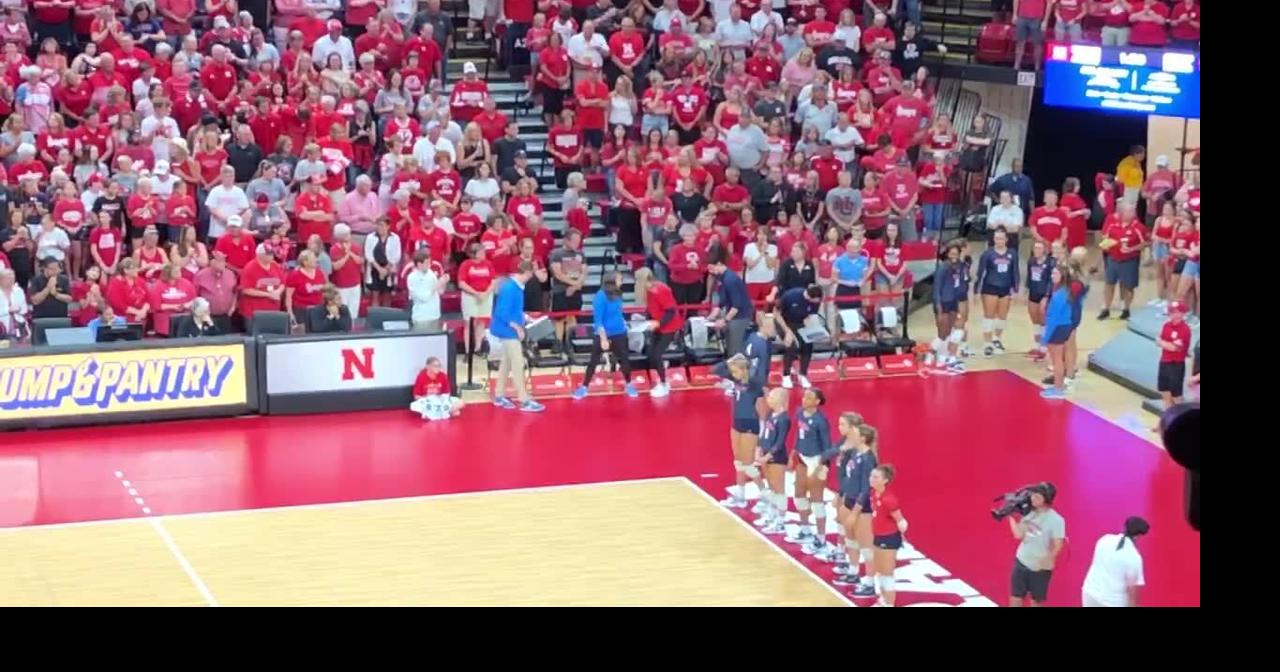 Nebraska fans loud ovation for Kayla Banwarth