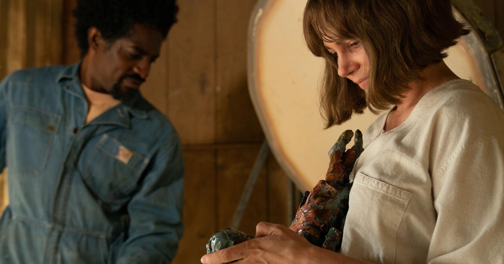 Review: Michelle Williams superb as sculptor in lived-in 'Showing Up' - Vimarsana News