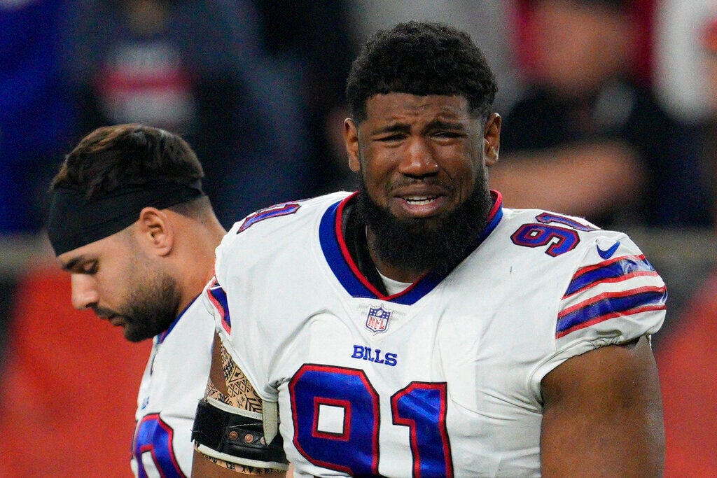 Bills' Damar Hamlin attends 1st game since collapse, waves to fans