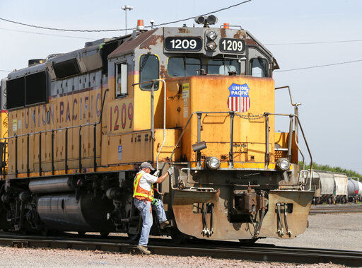 Technology could cut train crews from 2 to 1 but is it safe?