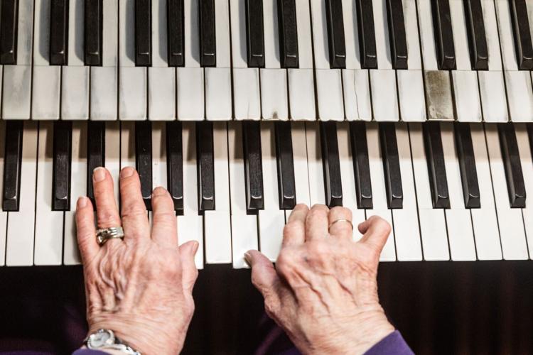 011526-organist-cm-05