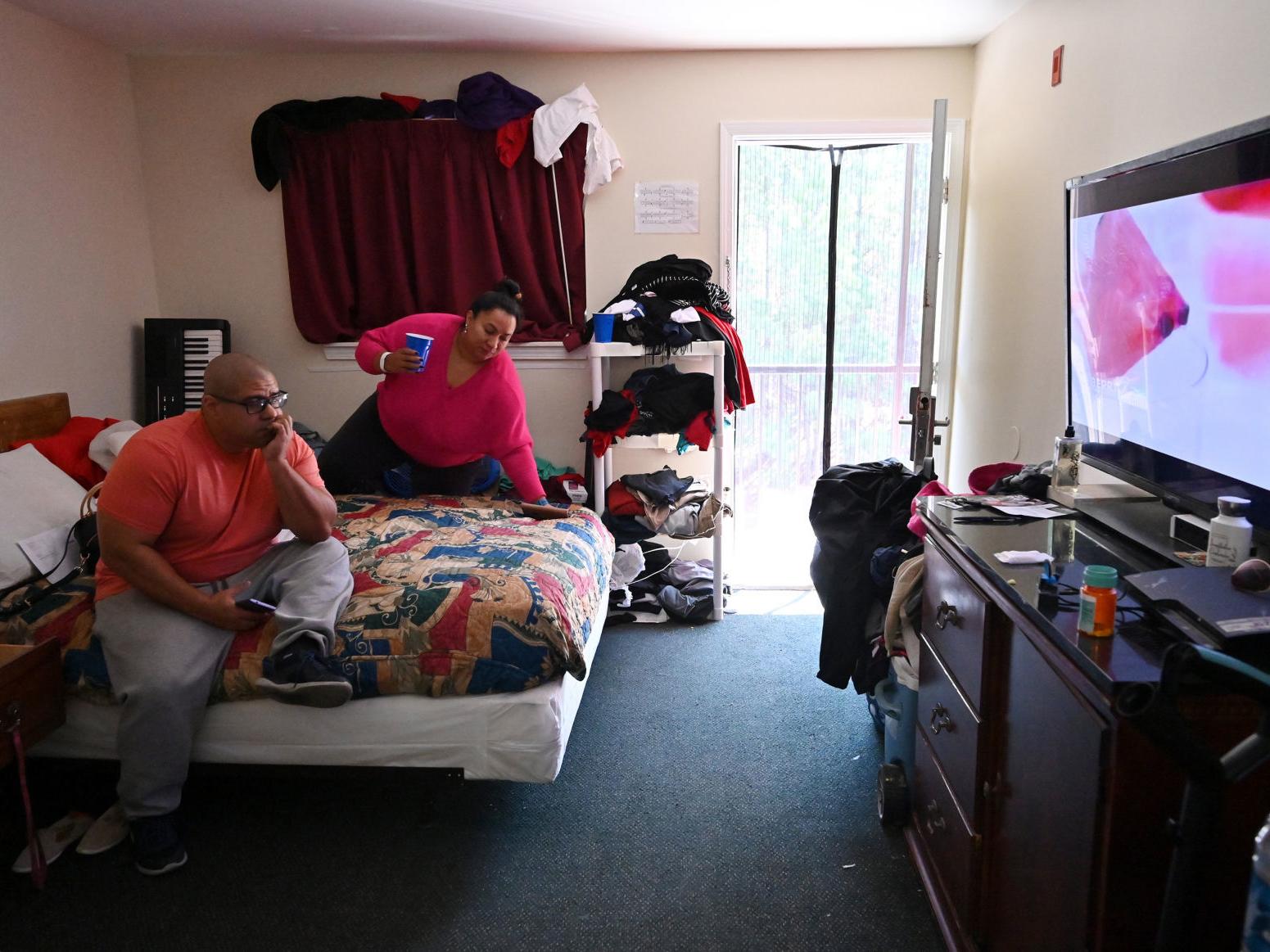 Working But Poor Many Families Are Trapped In Extended Stay Hotels Business Journalstar Com