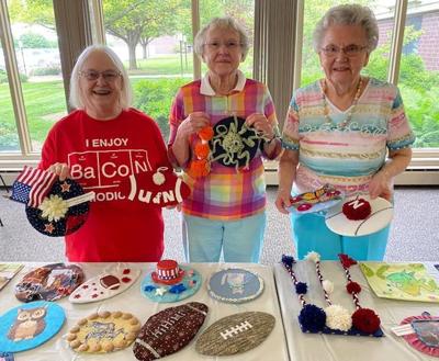 Eastmont residents make door hangers for Mission