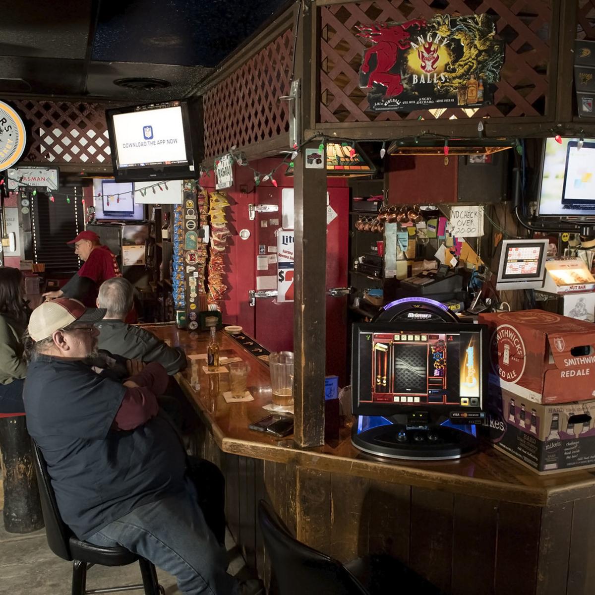 Wc S South Takes The Bracket Named Lincoln S Best Dive Bar