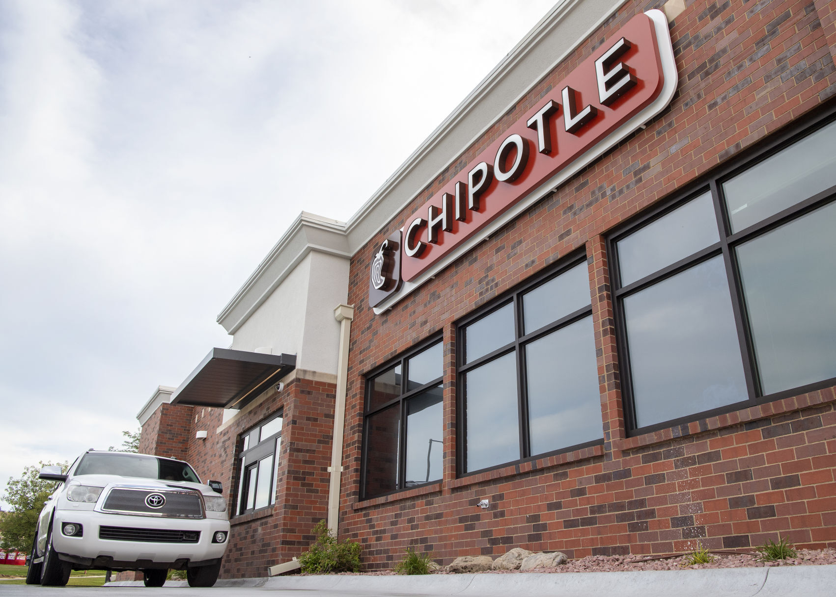 Chipotle is latest restaurant to embrace drive thru in Lincoln