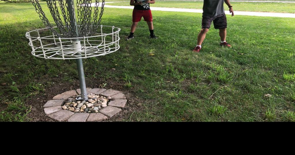 Two middle schoolers build disc golf course