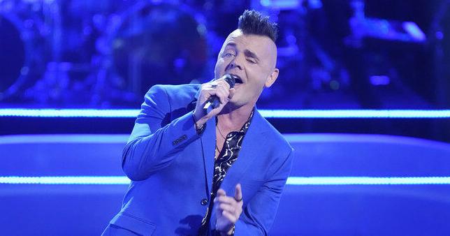 Lincoln's Bryan Olesen performs Monday on "The Voice"