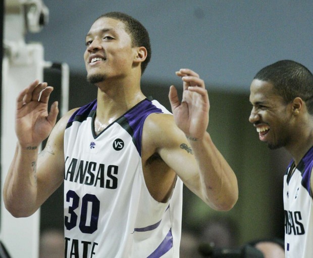 Kevin Durant of the Sophomore team and Michael Beasley of the