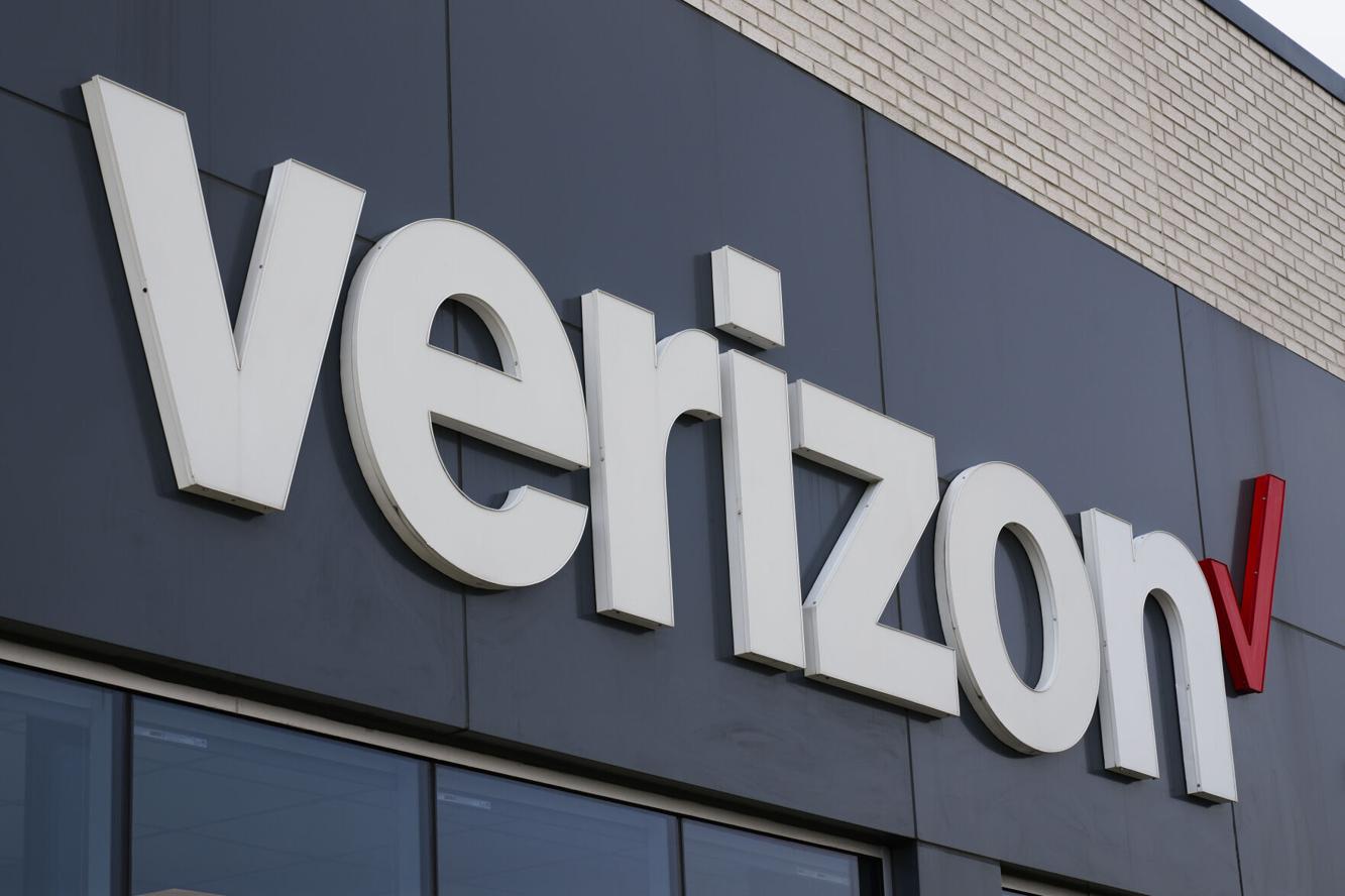 Verizon, AT&T, TMobile customers reporting outages
