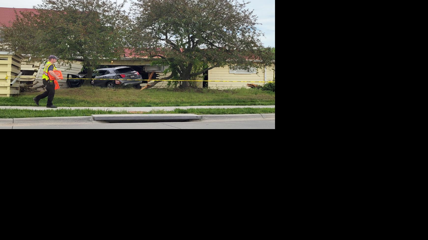 Car Runs Into Lee S Chicken Restaurant Crime And Courts Journalstar Com