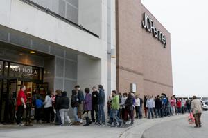 Some stores in Lincoln double down on Thanksgiving while others pull back