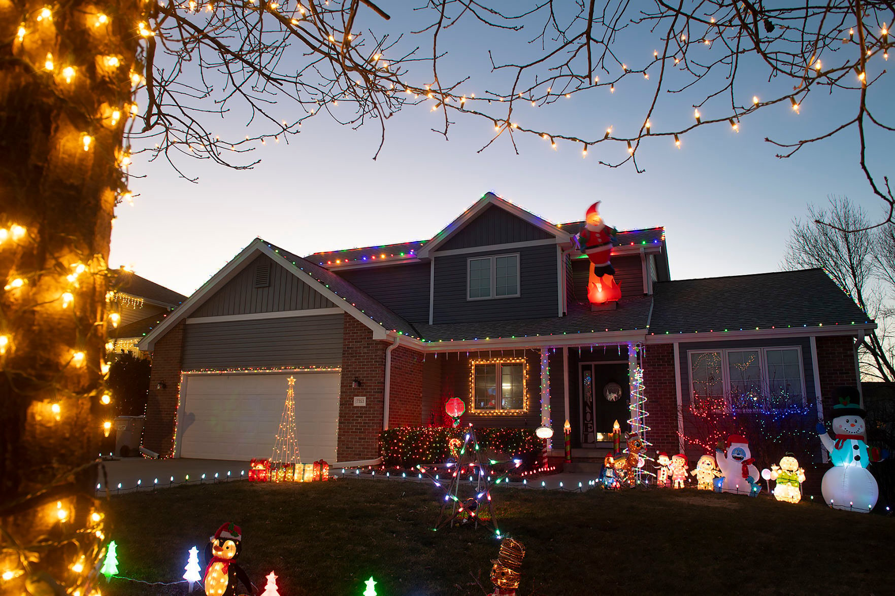 Where to find the best Christmas light displays in Lincoln