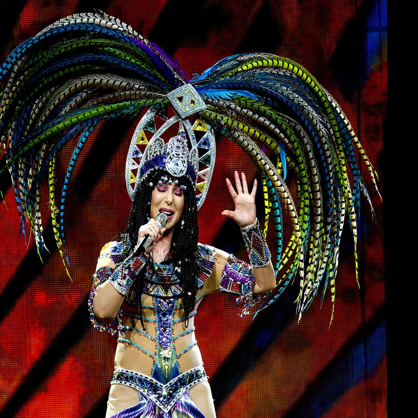 Consummate Entertainer Cher Has A Blast At Cool Omaha Concert Music Journalstar Com