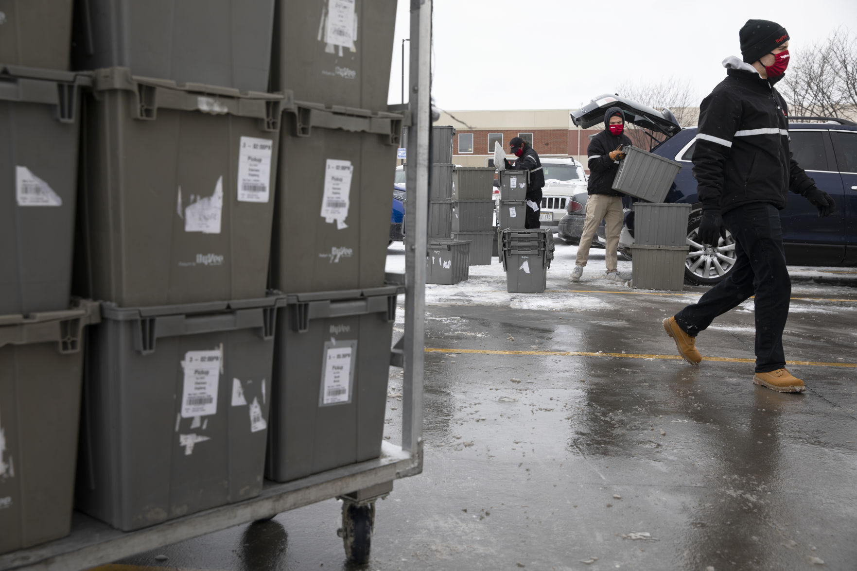 Hy Vee expects demand for grocery pickup will extend past pandemic