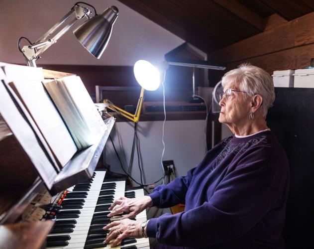 011526-organist-cm-02