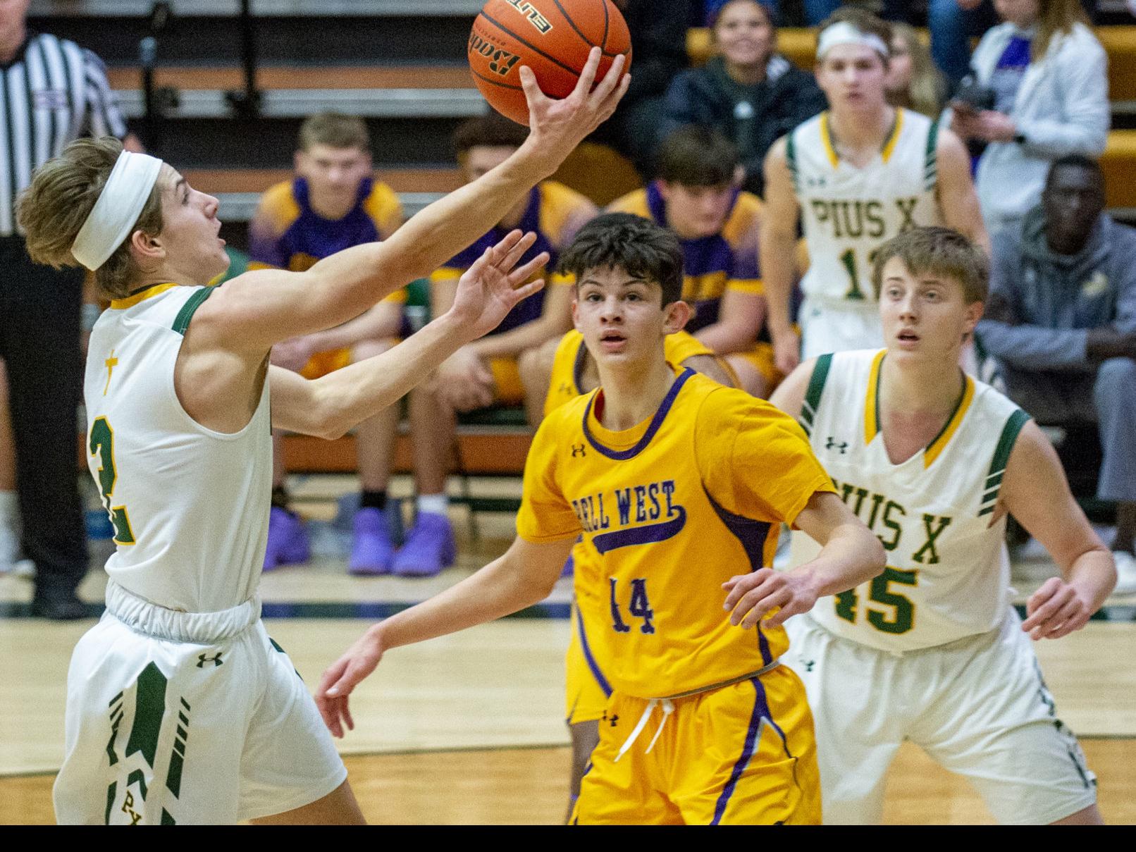 Bellevue West Erupts In Fourth Quarter To Topple Lincoln Pius X Hand Bolts First Loss Of Season Boys Basketball Journalstar Com