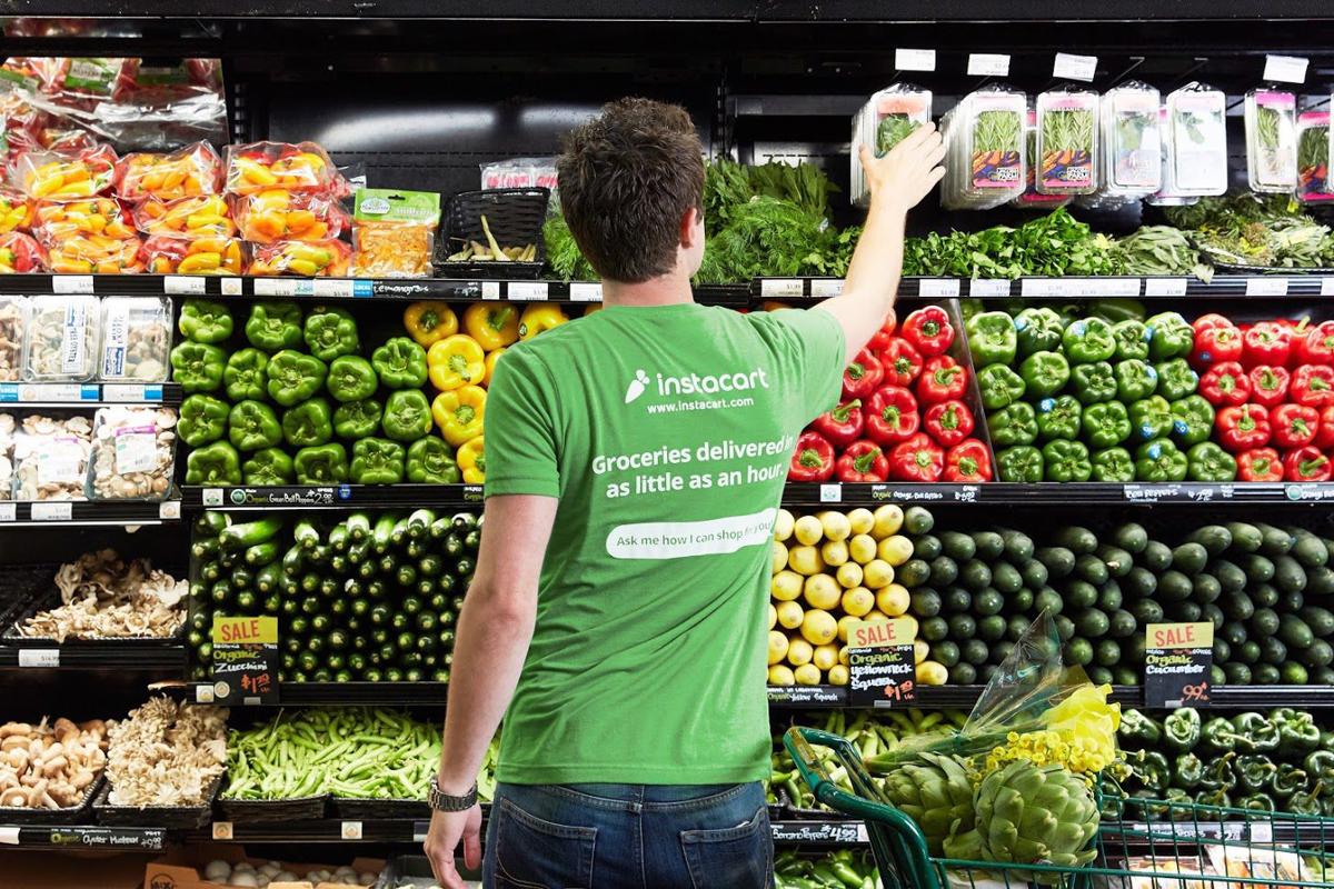 Local Shoppers Buy Vegetables Editorial Photo - Image of green