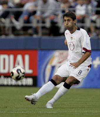Dempsey to join Fulham after receiving British work permit