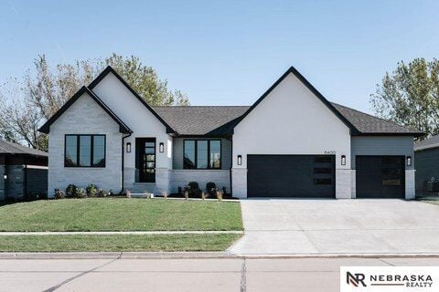 5 Bedroom Home in Lincoln - $998,000