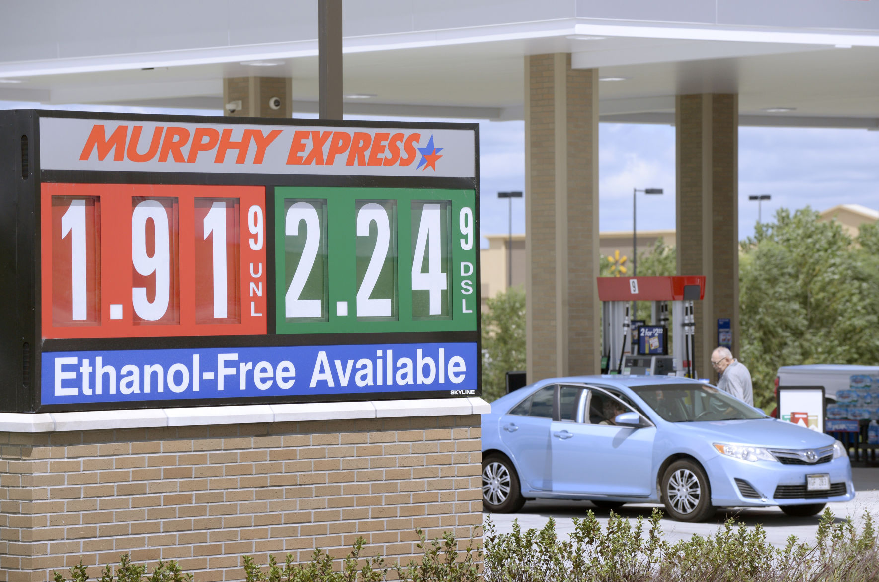 Gas prices plummet in Lincoln in price war