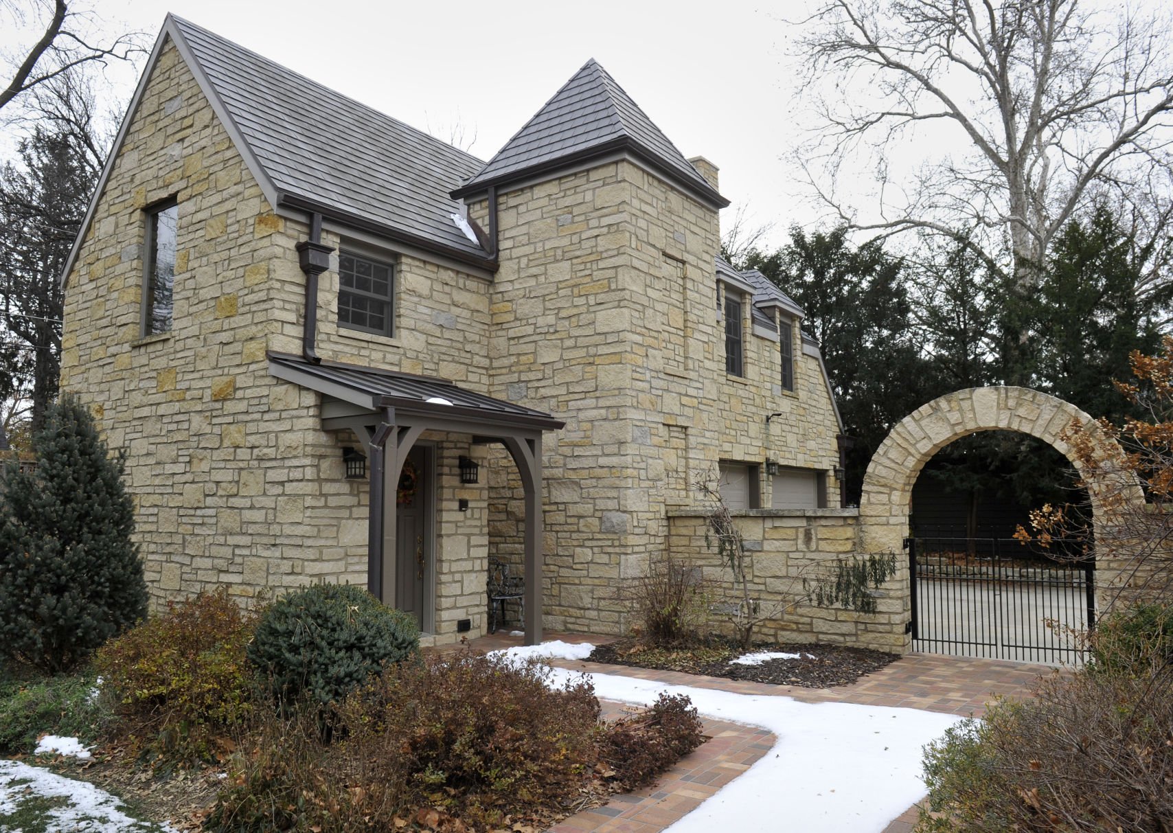 Carriage house buildings