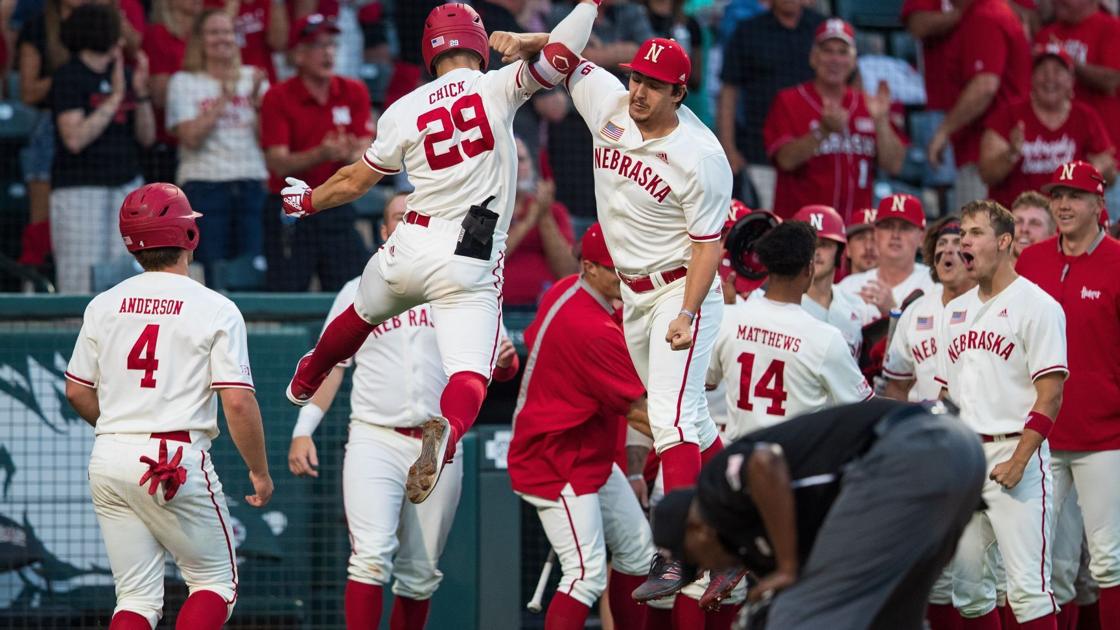 Cheek의 폭발은 Husker Rally에서 Frank의 메인 편안한 나들이 플레이로 바뀌고 Hogs |  야구 Cheek의 폭발은 Husker Rally에서 Frank의 메인 편안한 나들이 플레이로 바뀌고 Hogs |  야구