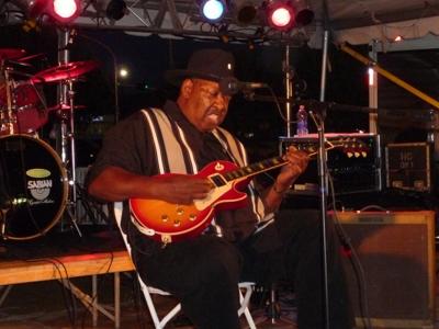 Magic Slim plays at BBQ & Blues