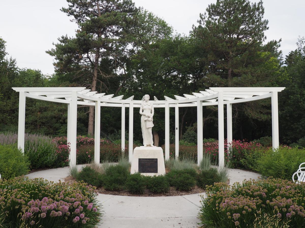 The Pioneer Woman sculpture