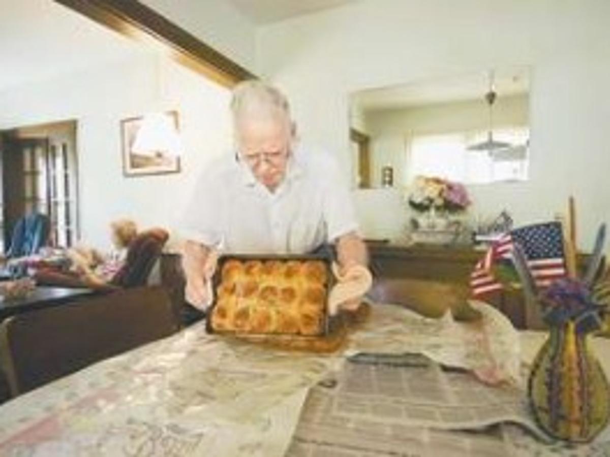 Pederson Makes Magic With Miller Paine Cinnamon Rolls Dining Journalstar Com