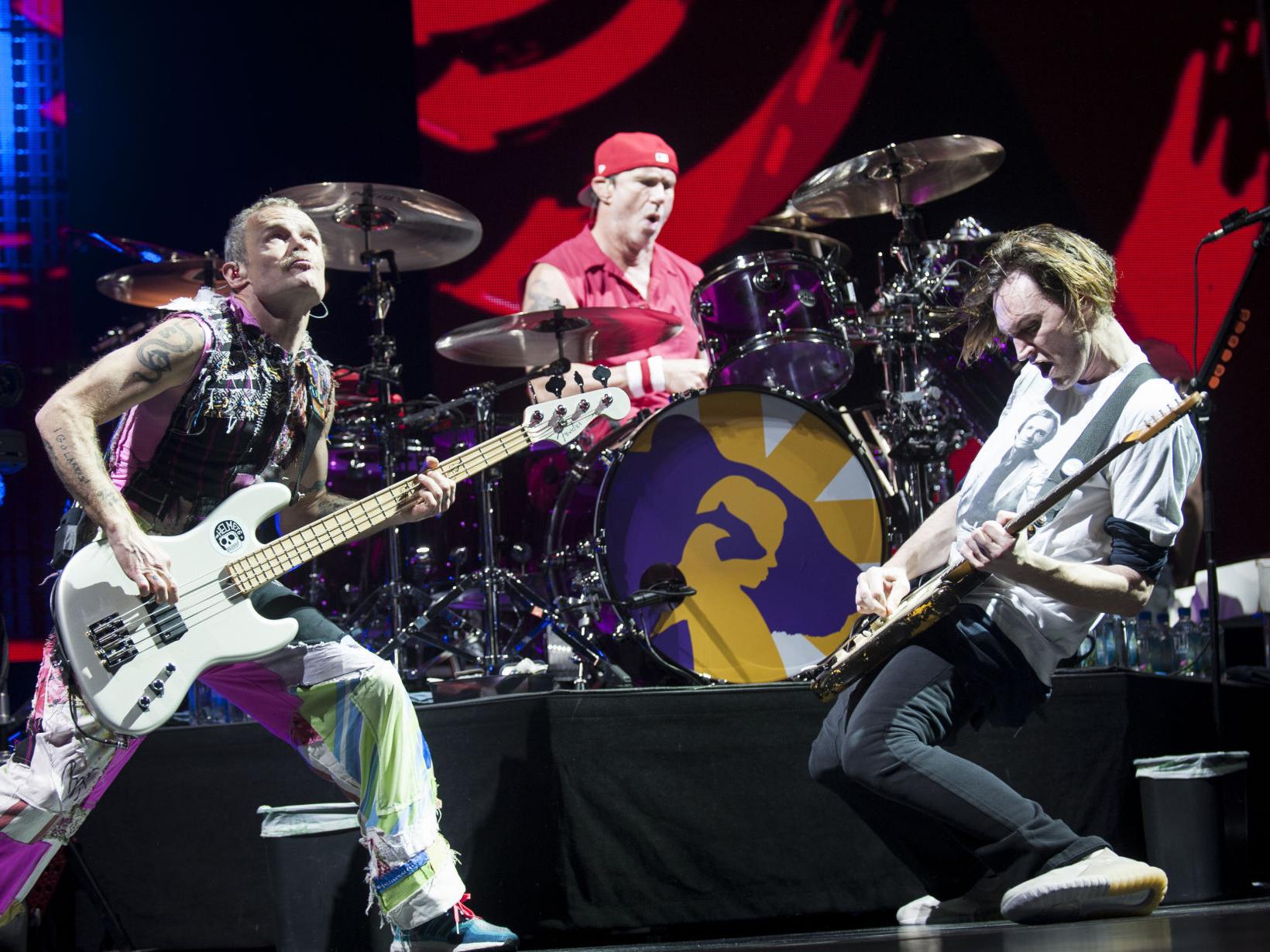 Review Red Hot Chili Peppers Deliver Best Rock Show Yet At Arena Music Journalstar Com Review Red Hot Chili Peppers Deliver Best Rock Show Yet At Arena Music Journalstar Com