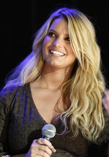 Jessica Simpson winning over country listeners