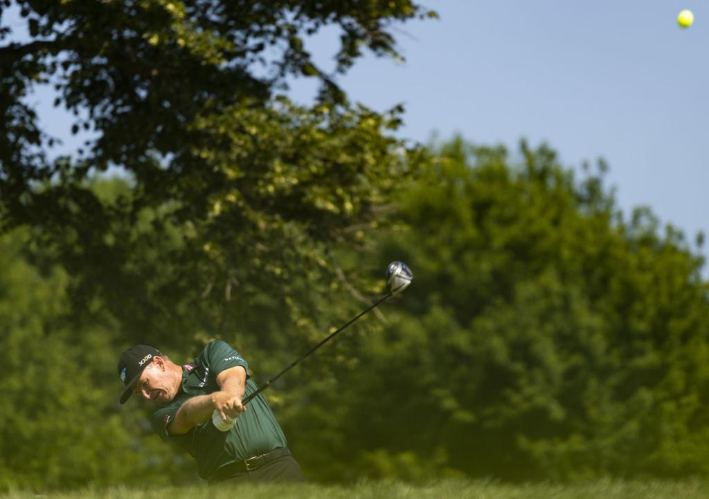 Photos A Look At The Sights From The Opening Round Of The U S Senior Open At Occ Golf Journalstar Com