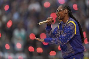 Review: Snoop Dogg delivers an hour of classic hip-hop in 4/20 arena concert