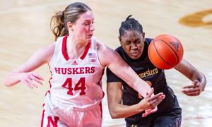 Melihat tahun pertama Maggie Mendelson bermain bola basket perguruan tinggi (dan bola voli)