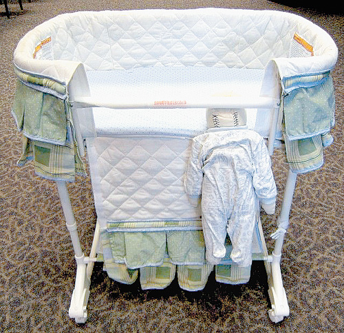 simmons kids slumbertime elite gliding bassinet