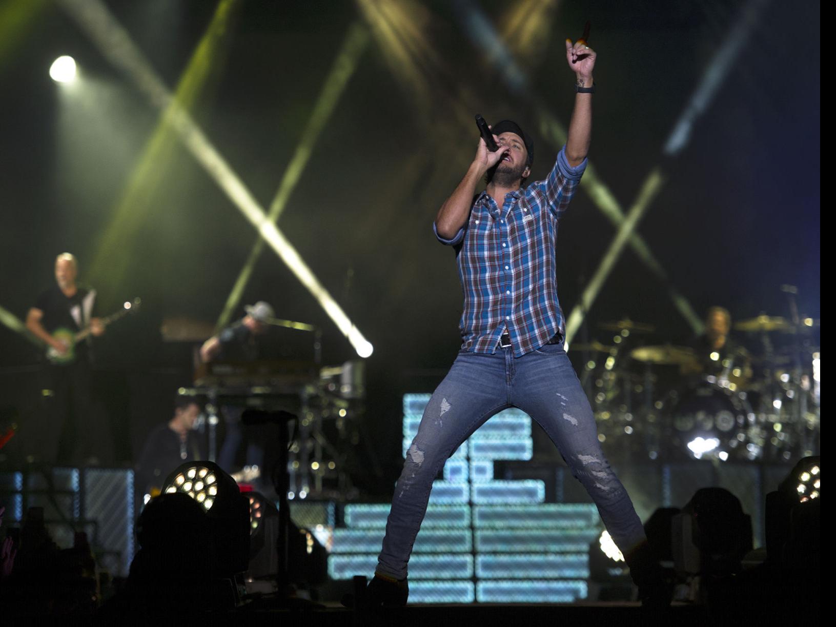 Review: Country star Luke Bryan turns cornfield into party ...