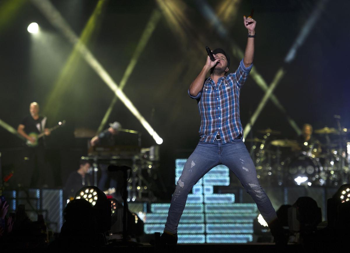 Review: Country star Luke Bryan turns cornfield into party ...