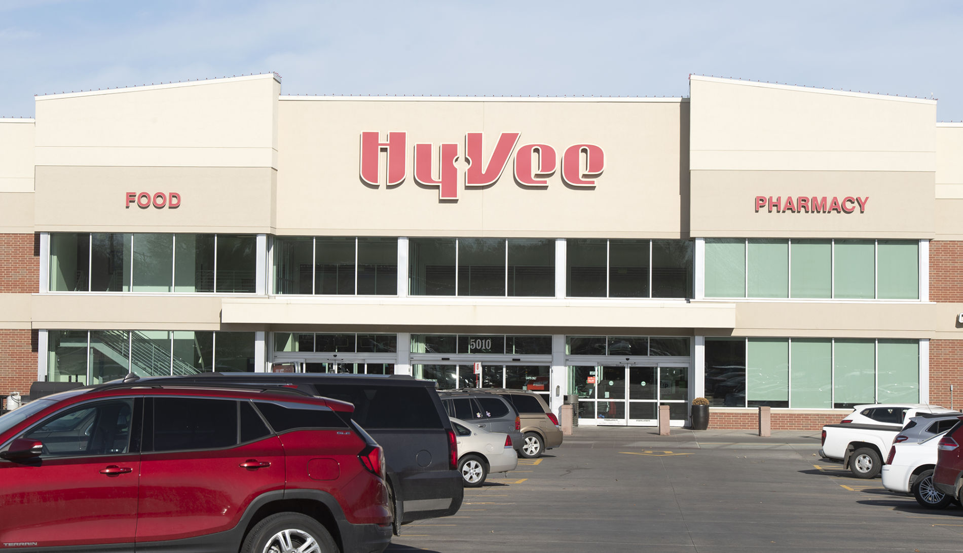 Hy-Vee to hire 600 in Lincoln, thousands more elsewhere pic picture