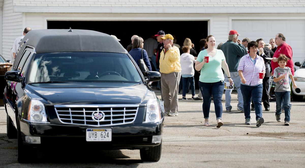 Mourners flood 'Weird' Wally's usedcar lot Local